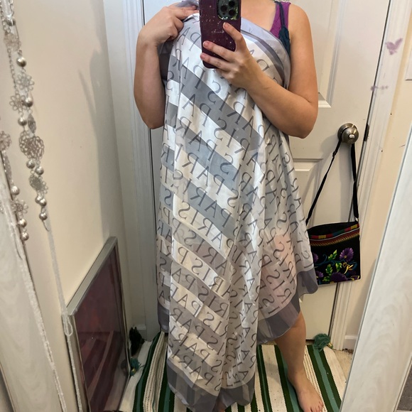 ❤️🧣BEAUTIFUL DESIGNER SCARF🧣❤️INFINITY LONG EUC GIFT silky square gray silver - Picture 2 of 5